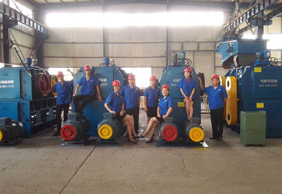 機(jī)械巨顎與美女,演繹別樣視覺沖擊